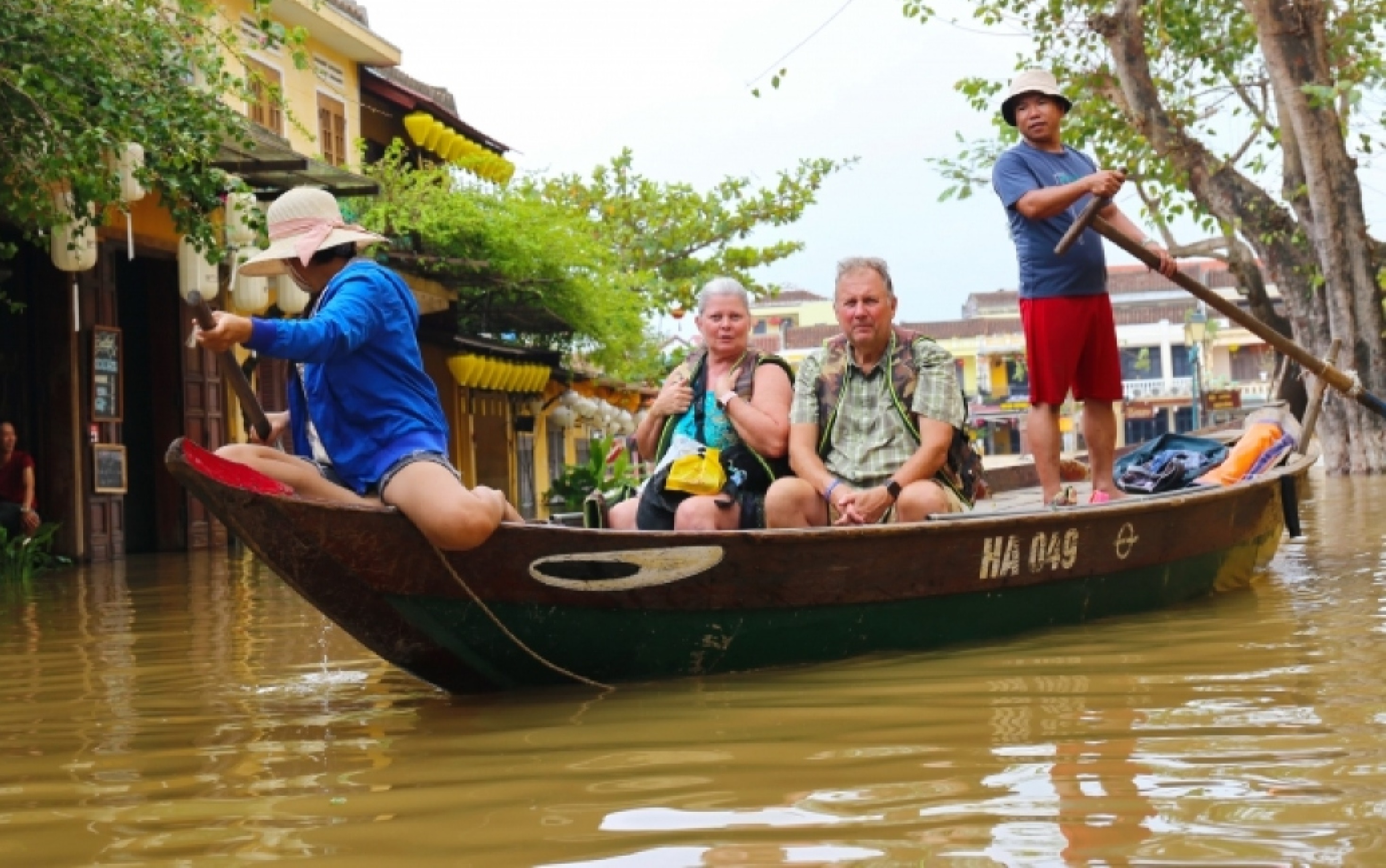 TP Hội An chìm sâu trong nước lũ, người dân và du khách sơ tán